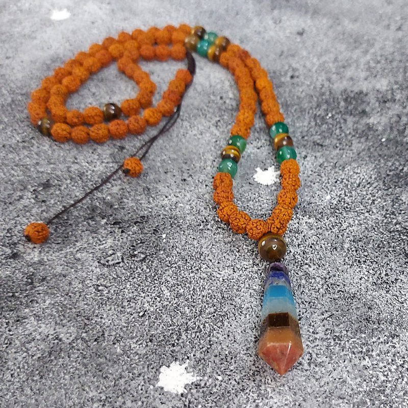 گردنبند رودراکشا ، عقیق سبز و چشم ببر با آویز سنگ هفت چاکرا کد 22