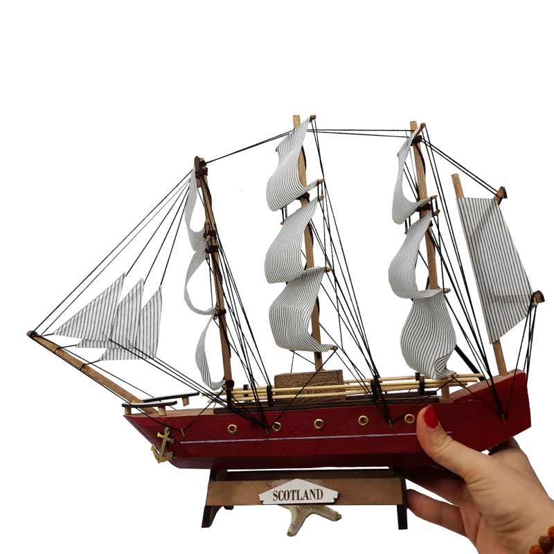 کشتی ثروت و برکت فنگشویی چوبی قرمز بادبان سفید طول 40 سانتی متر