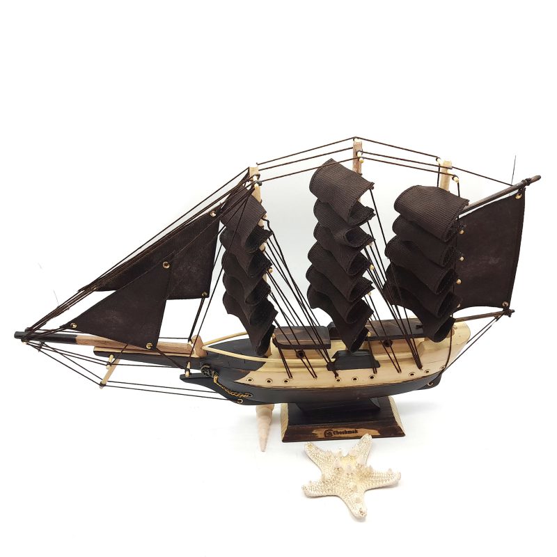 کشتی ایرانی بادبان قهوه ای