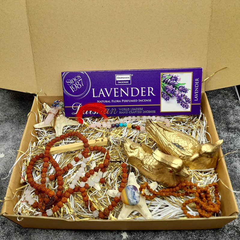 عود 50 گرمی لوندر مجسمه اردک ماندرین گردنبند منشور کوارتز و هفت چاکرا 320066 گردنبند و دستبند رودراکشا و رز کوارتز 320040 گردنبند رودراکشا و آویز قلب هفت چاکرا 320010 تسبیح سنگ رز کوارتز و هفت چاکرا 630005 چوب پالوسانتو