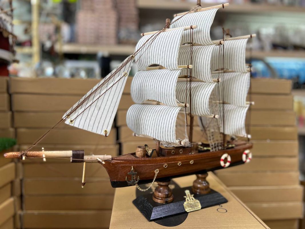 کشتی بادبانی قهوه ای طول 55 سانتیمتر کد 720024