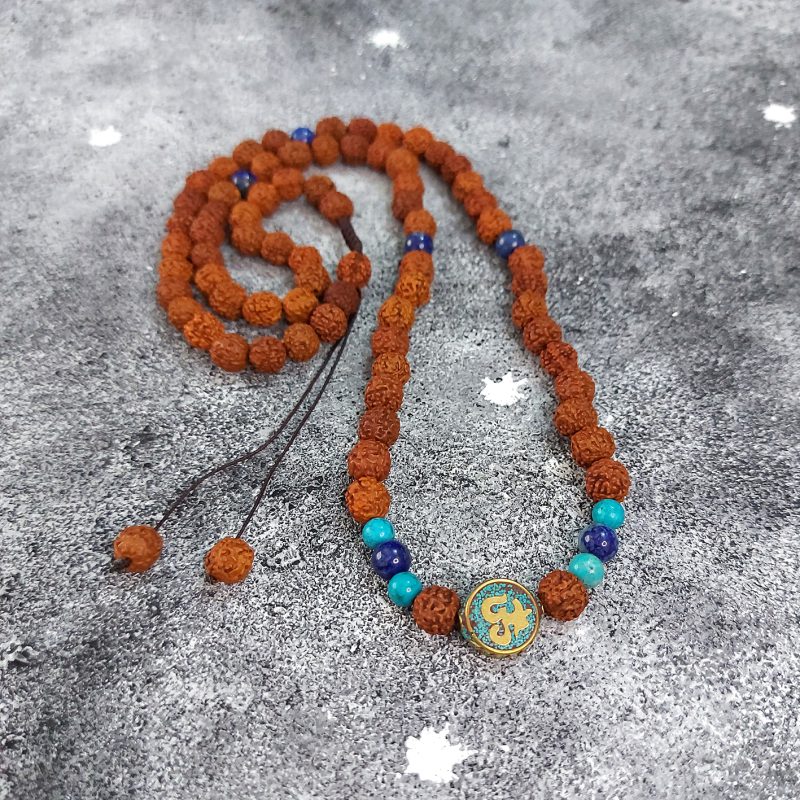 گردنبند رود راکشا و سنگ فیروزه و رودونیت با آویز تبتی آم کد320023