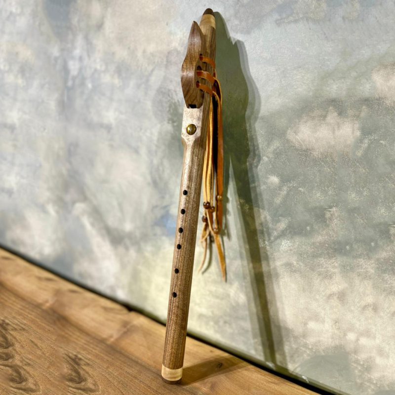 فلوت سرخپوستی لاکوتا با سنگ چشم ببر s1